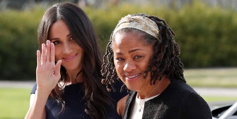 Ratu Inggris tersebut ingin mendekatkan Meghan Markle yang tengah hamil bersama ibunya saat liburan Natal nanti (dok. Elle)