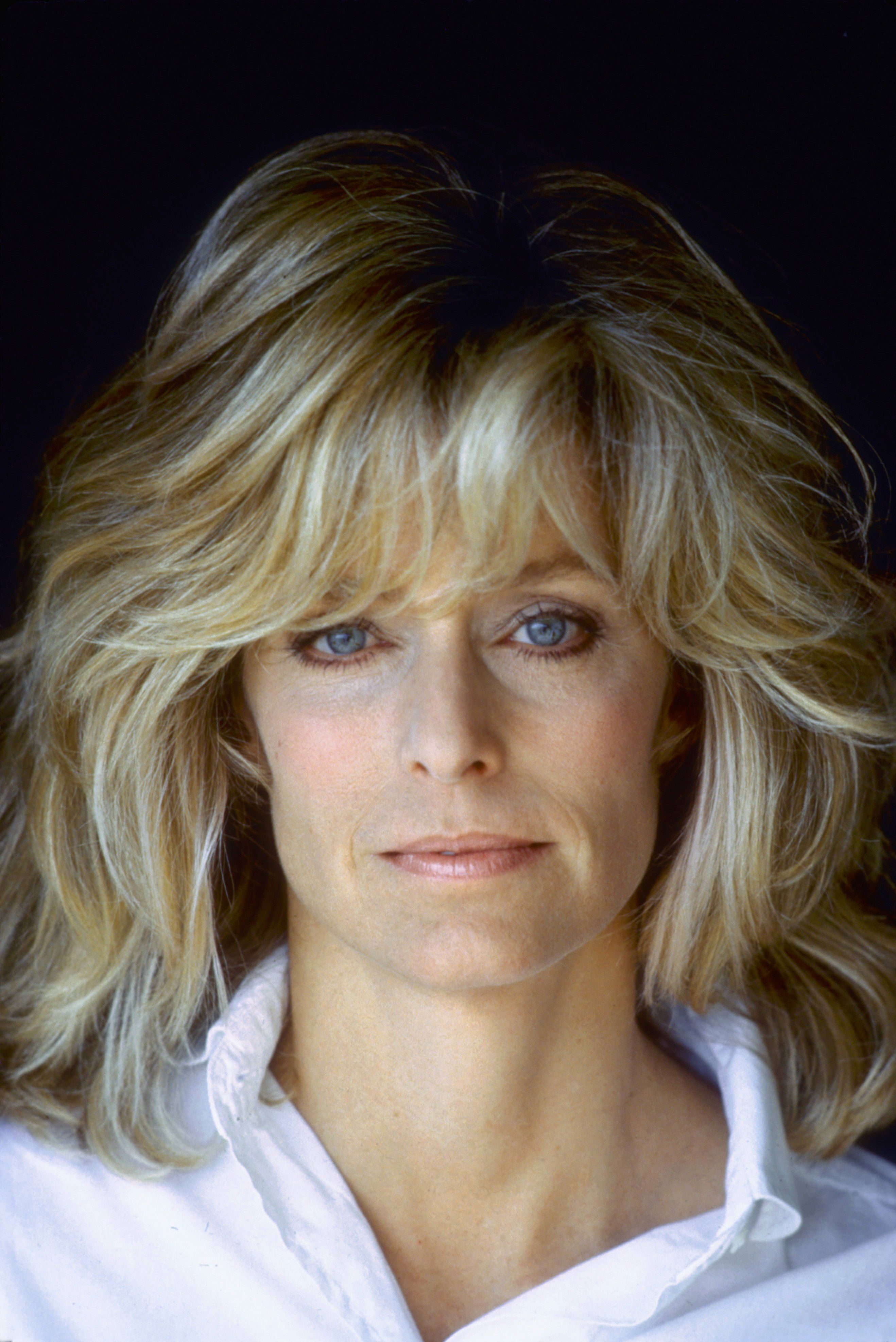 Women With Farrah Fawcett Hairstyle How To Get Farrah Fawcett S Famous Long Feathered