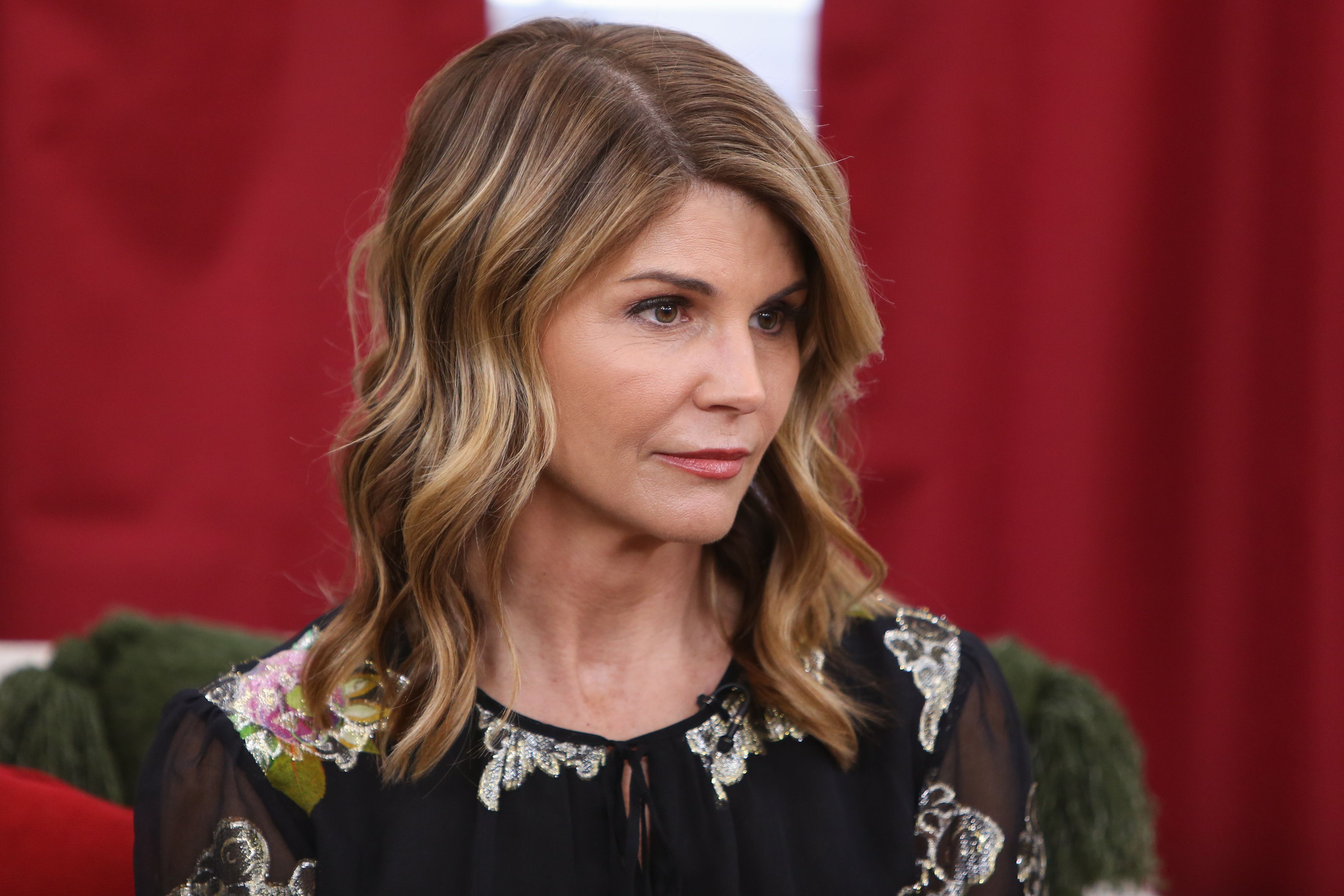 Lori Loughlin Is Signing Autographs Before Her Court Hearing For The College Admissions Scam