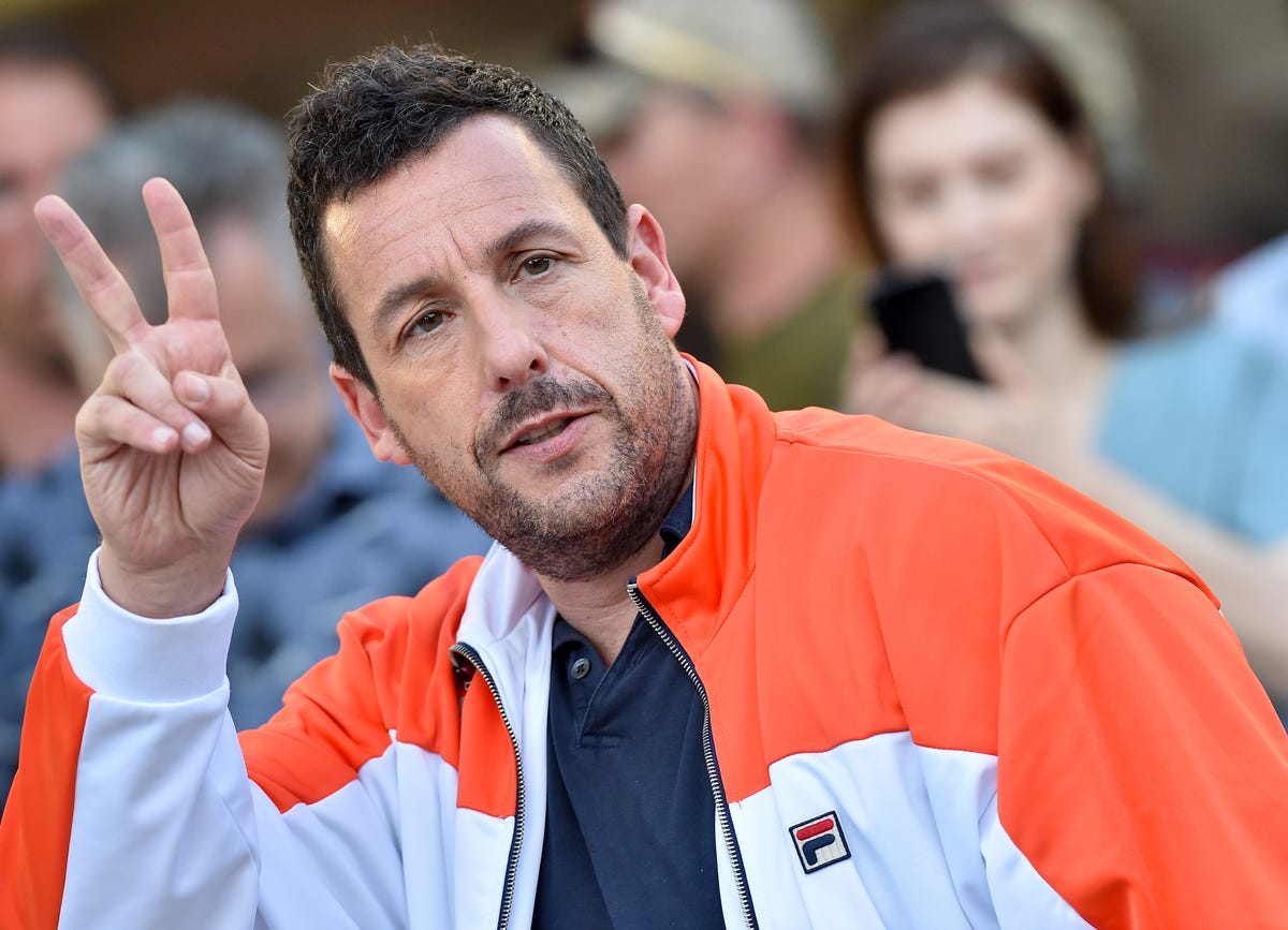 The Spanish National Team accompanies Adam Sandler in the funniest scene of ‘Garra’