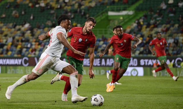 el futbolista adama traoré corre con gran velocidad con el balón en un partido amistoso de la selección española de fútbol con portugal
