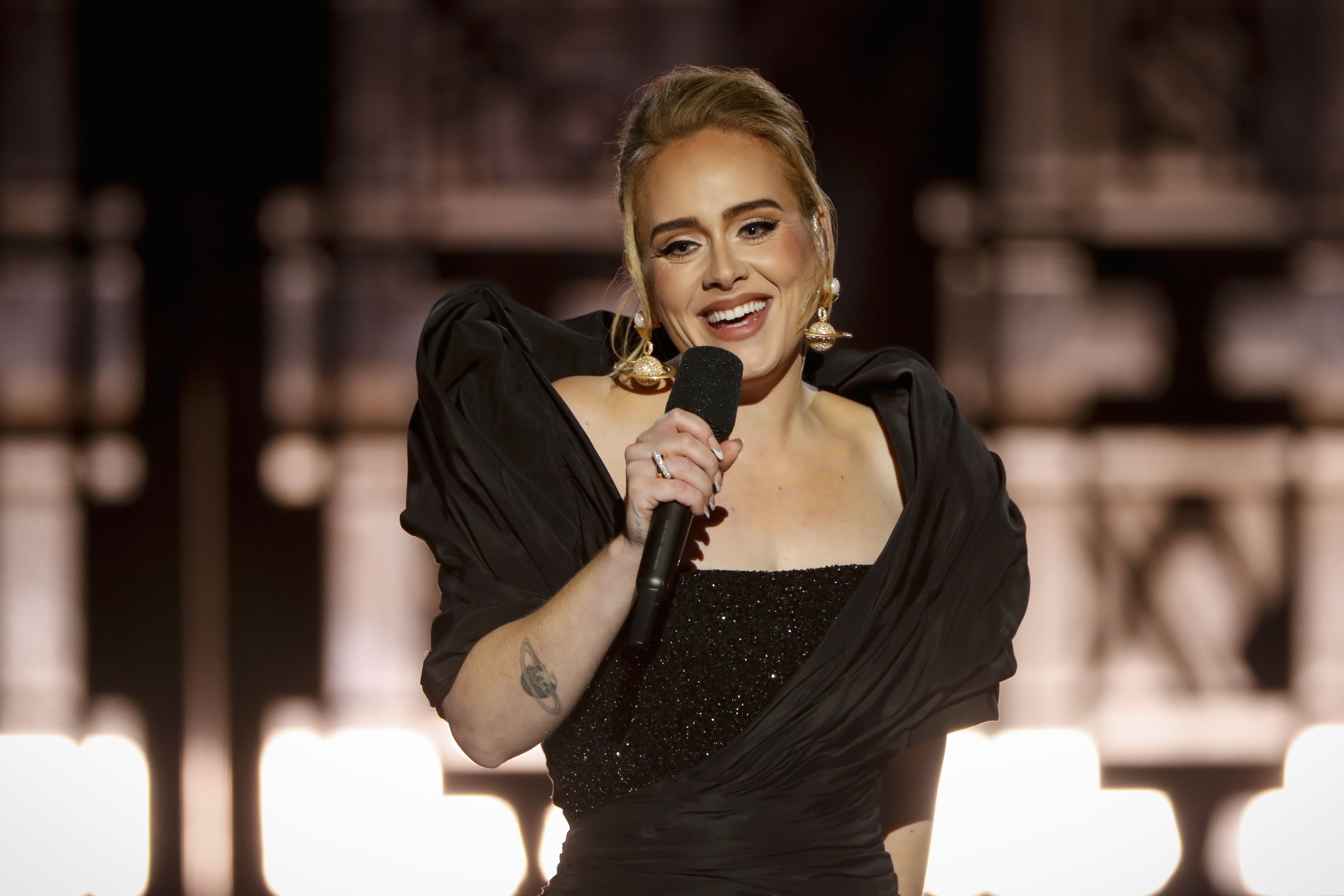 Adele, la invitada de boda de noche más radiante con vestido
