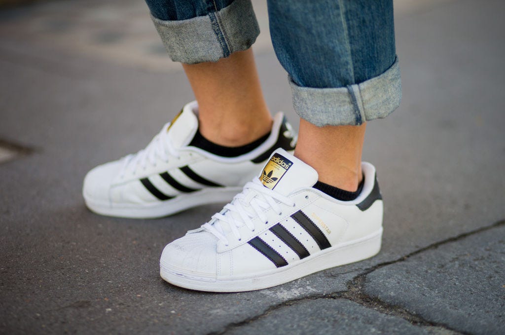 con la zapatilla Adidas Superstar, rebajada en Amazon