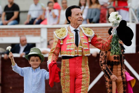 ortega cano jose maria ortega cano plaza toros ortega cano con su hijo jose maria ortega cano despidiendose del publico en una plaza toros
