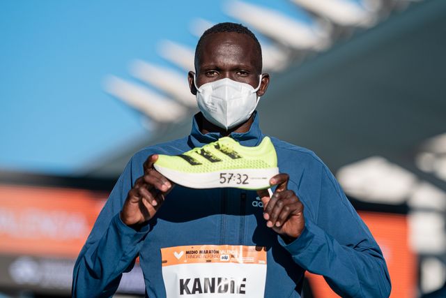 kibiwot kandie muestra las zapatillas adidas con las que ha conseguido el récord mundial del medio maratón