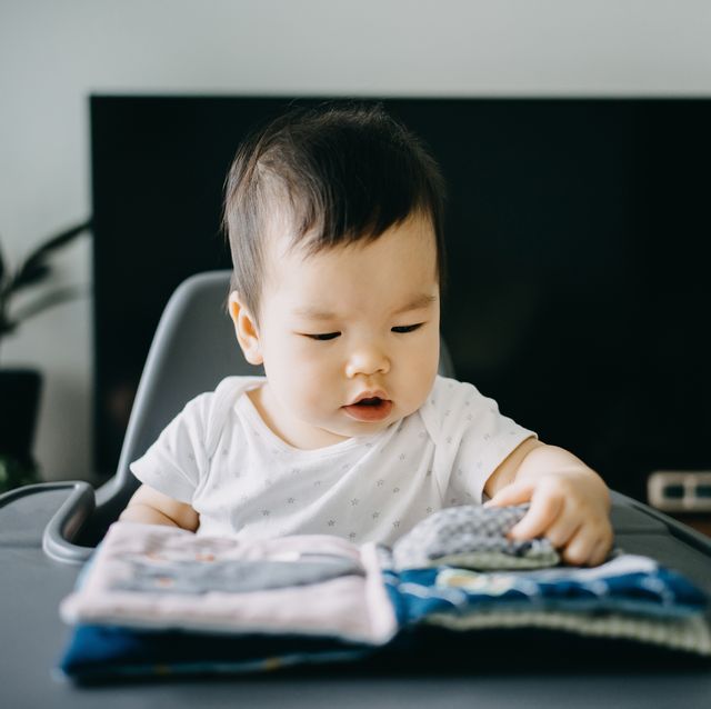 bebé asiático con cuento de tela