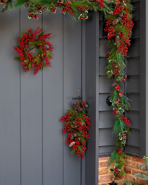 55 ideas con mucho estilo para decorar la puerta en Navidad 55 ideas con mucho estilo para decorar la puerta en Navidad