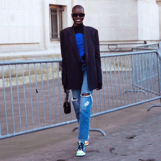 Adut Akech in jeans en een blazer tijdens Paris Fashion Week adut akech in jeans en een blazer tijdens paris fashion week