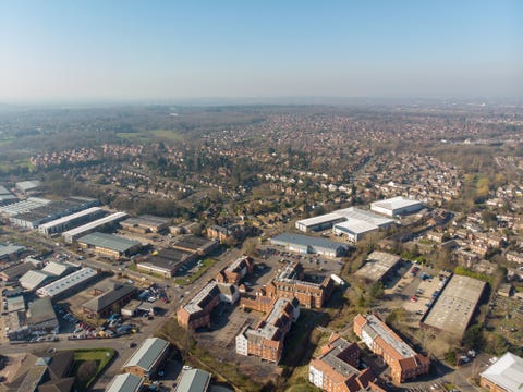 Een luchtfoto van de Britse stad Wokingham. Wokingham is een historisch marktstadje in Berkshire,