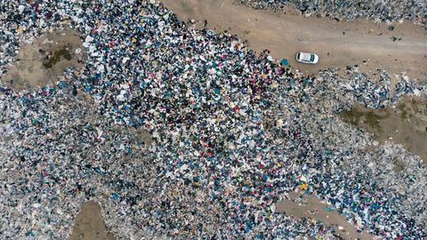 centinaia di abiti nel deserto di atacama, ad alto hospicio, iquique, cile