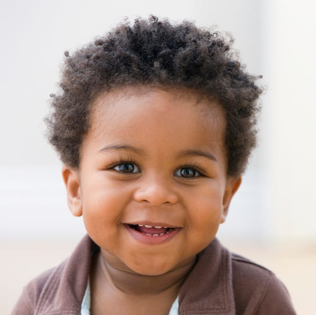 niño con pelo rizado niño con pelo rizado riendo