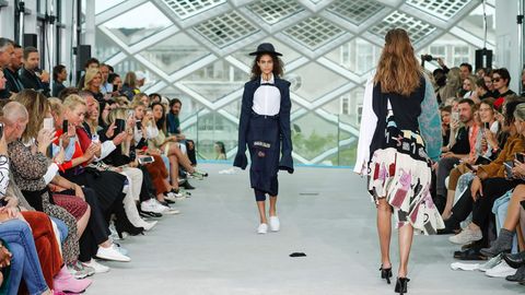 Modellen lopen op de catwalk van Amsterdam Fashion Week