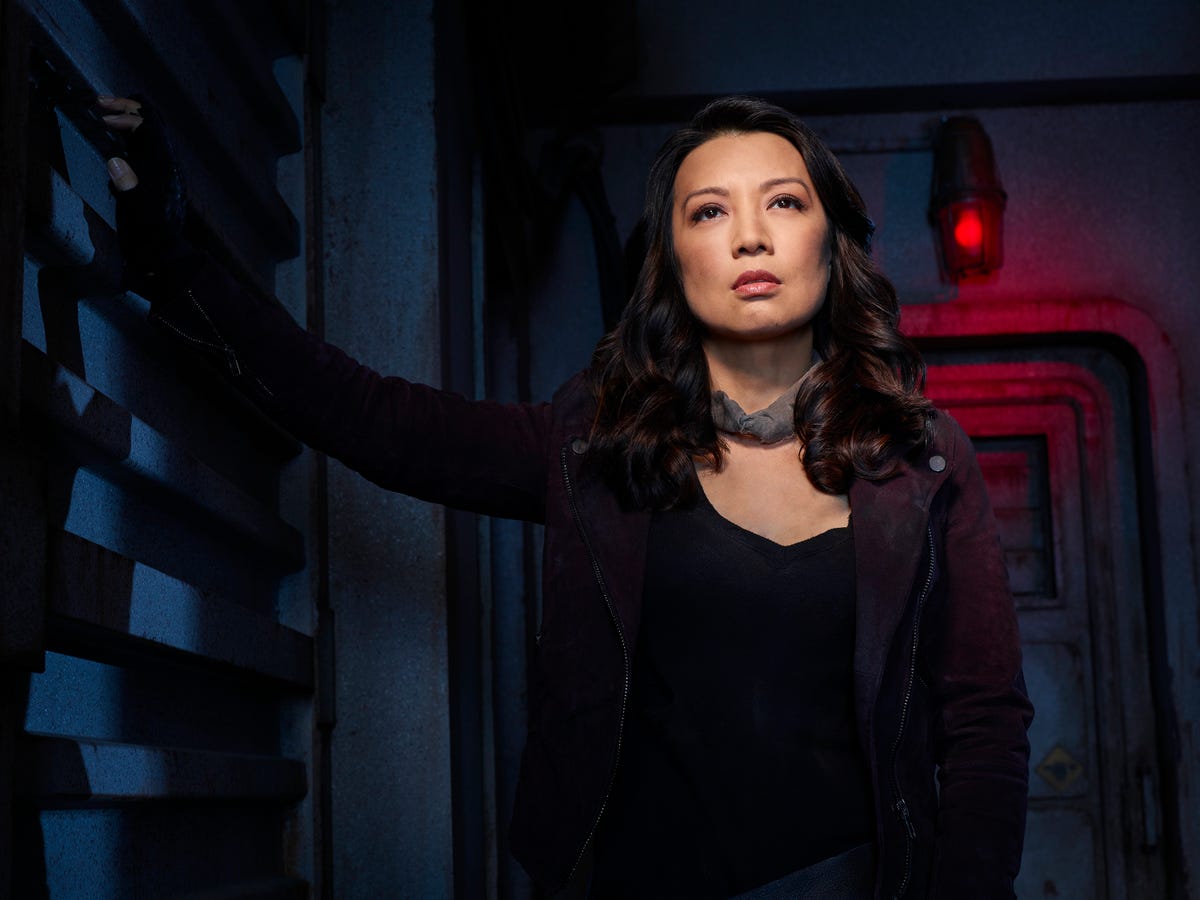 Star Wars The Mandalorian Signs Up Agents Of Shield Star