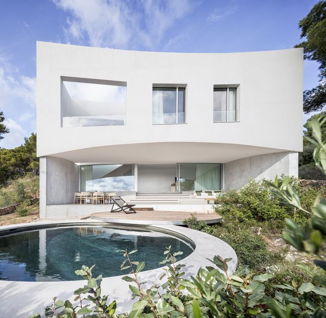 Una moderna casa de vacaciones en Menorca con jardín, porches y una piscina  redonda