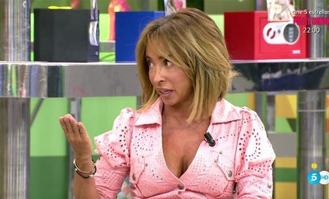 periodista maria patiño television la periodista maria patiño hablando en un plato de television sentada vestida de rosa