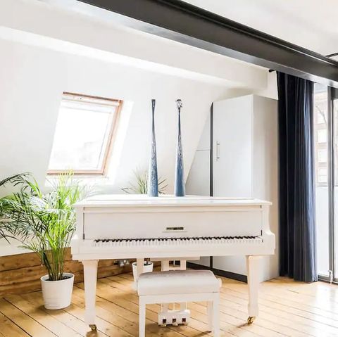 airbnbs with pianos in london