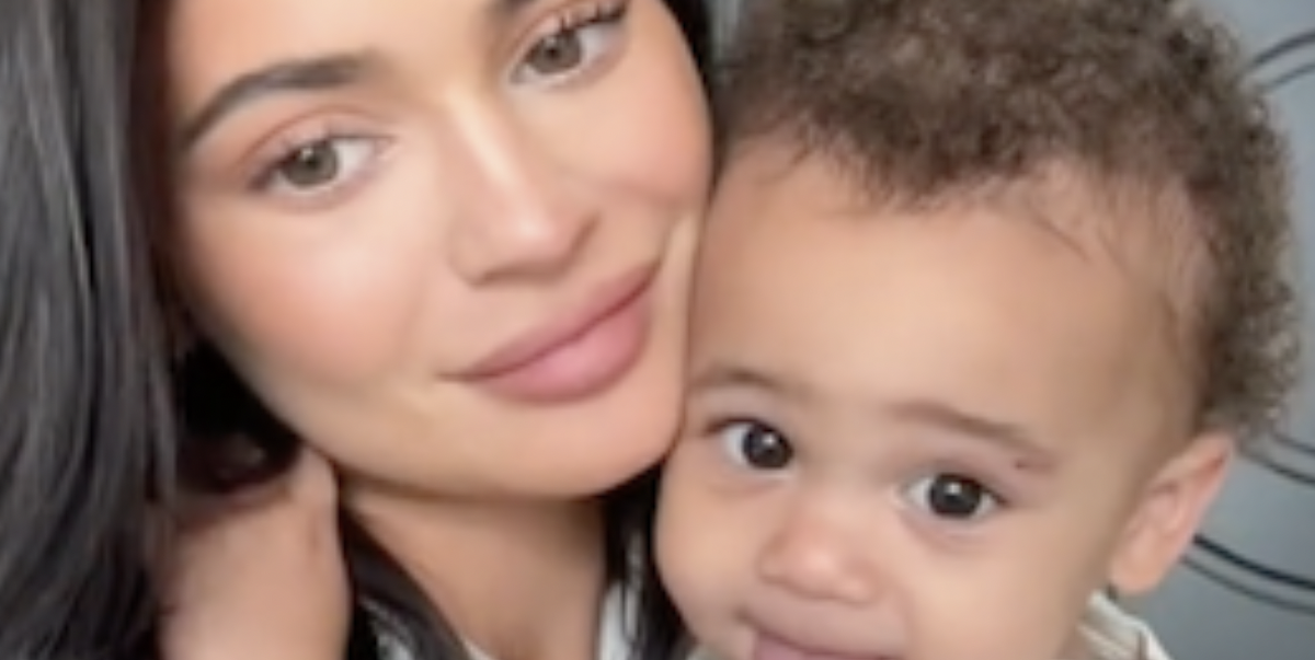 Kylie Jenner comparte un video de su hijo Aire mientras muestra un tutorial de maquillaje en TikTok