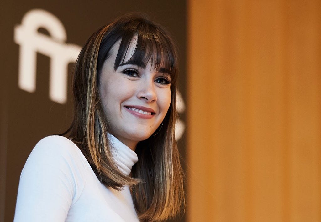 Aitana se apunta a la tendencia de las uñas holográficas - La última