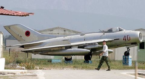 北朝鮮の現役ジェット機は、かつて地下に眠っていた「冷戦時代のアルバニア戦闘機」