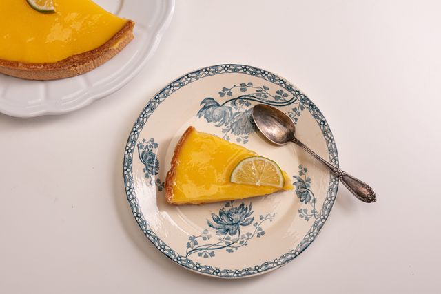 fetta di torta di limone su piatto vintage