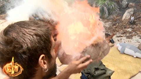 Albert-supervivientes-fuego Albert aviva el fuego y casi se cama en Supervivientes
