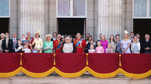エリザベス女王　トゥルーピング・ザ・カラー　バッキンガム宮殿　新型コロナウイルス　covid 19 ロイヤルファミリー