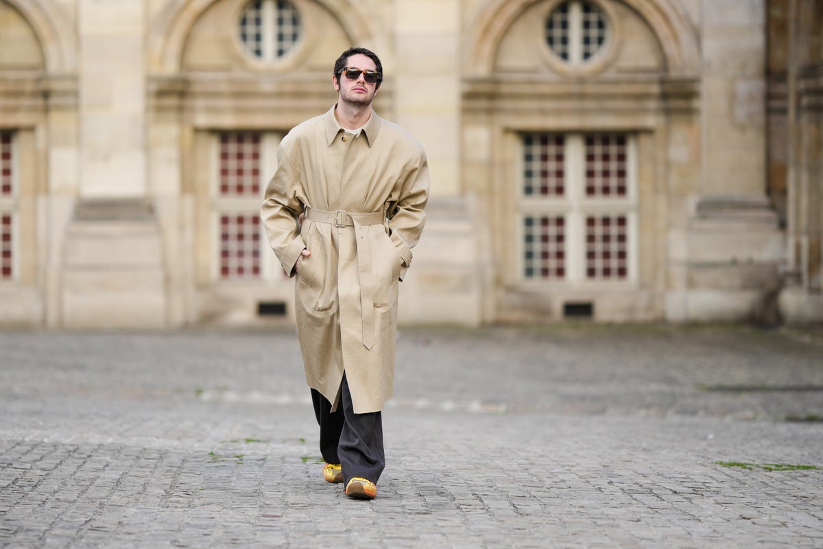 5 trench coats leves para o outono de 2022