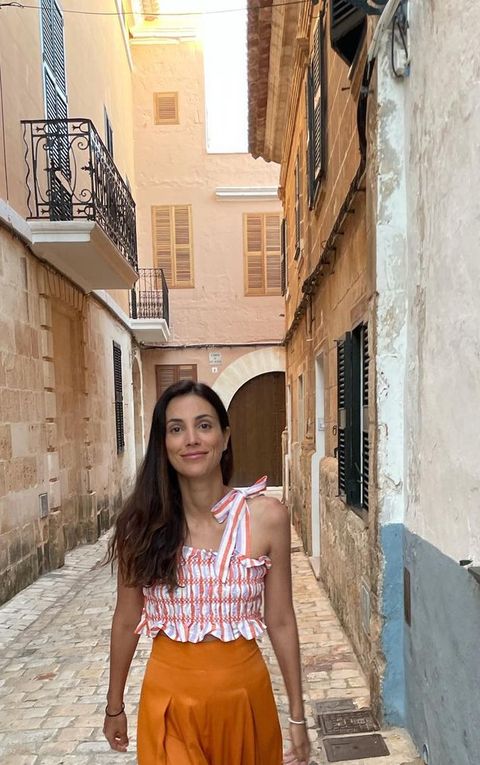 Alessandra de Osma con pantalón palazzo naranja y crop top vichy