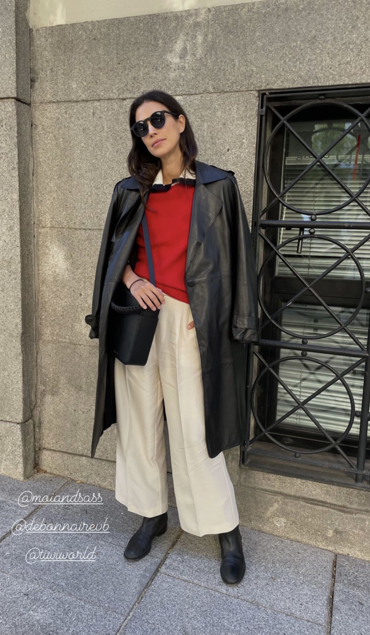 Alessandra de Osma con gabardina de piel negra como la de H&M