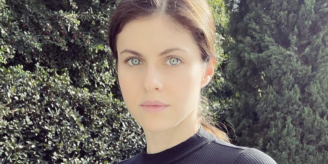 Alexandra Daddario’s Ultra Toned Abs And Killer Booty Are Total #Goals In New IG Pics