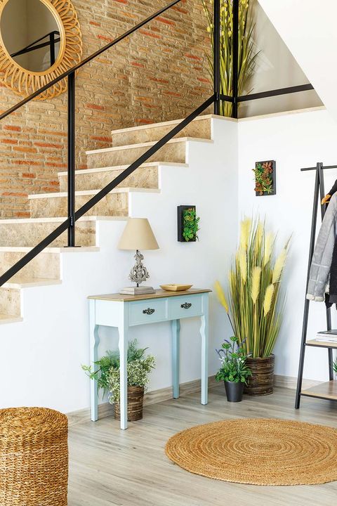 Zonas de paso: escalera decorada con alfombra redonda y plantas
