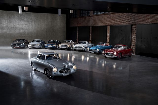 meet mercedes summer "legend sl" cars from mercedes benz classic front mercedes benz 300 sl racing sports car from 1952 w 194 rear, from right to left mercedes benz 300 sl coupé from 1957 w 198, mercedes benz 300 sl roadster from 1960 w 198, mercedes benz 280 sl pagoda from 1970 w 113, mercedes benz 350 sl from 1971 r 107, mercedes benz sl 600 from 1995 r 129, mercedes benz sl 55 amg from 2005 r 230, mercedes benz sl 500 special edition "mille miglia 417" from 2015 r 231 photo signature in the mercedes benz classic archives d732186