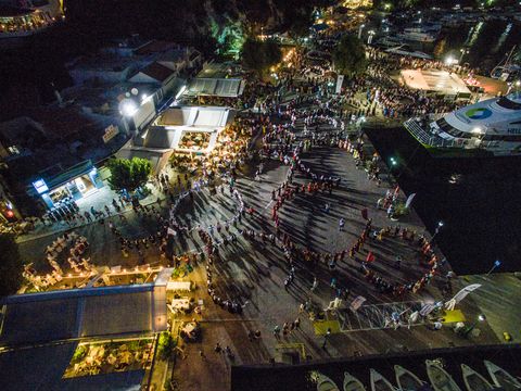 Vista dall'alto in notturna della piazza in cui si svolge il Festival Folk di Alonissos