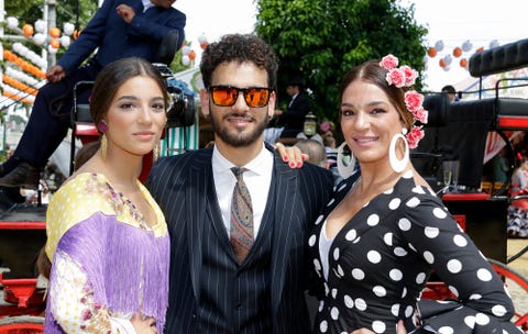 alma cortés bollo junto a su hermano, manuel cortés bollo, y su madre, raquel bollo en una foto de archivo en la feria de sevilla en 2017