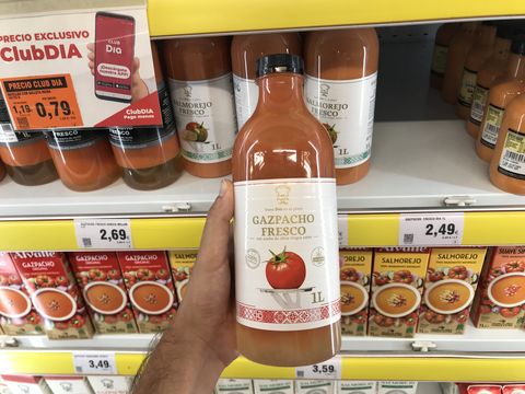 una botella de gazpacho de supermercado dia