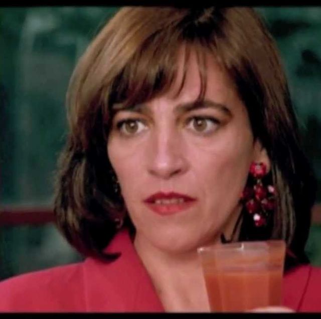 carmen maura con su vaso de gazpacho en la película "mujeres al borde de un ataque de nervios"