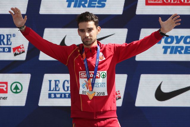 el campeón europeo de 20 kilómetros marcha abre los brazos en el podio del europeo de berlín 2018 con la medalla de oro al cuello