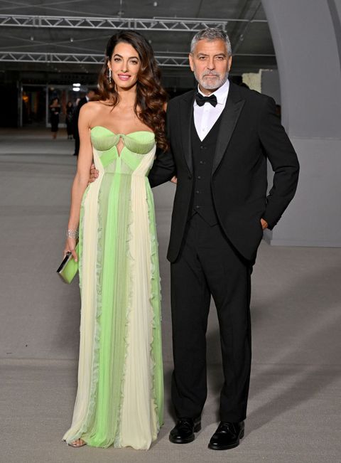 amal in groene jurk en george clooney in pak tijdens annual academy museum gala