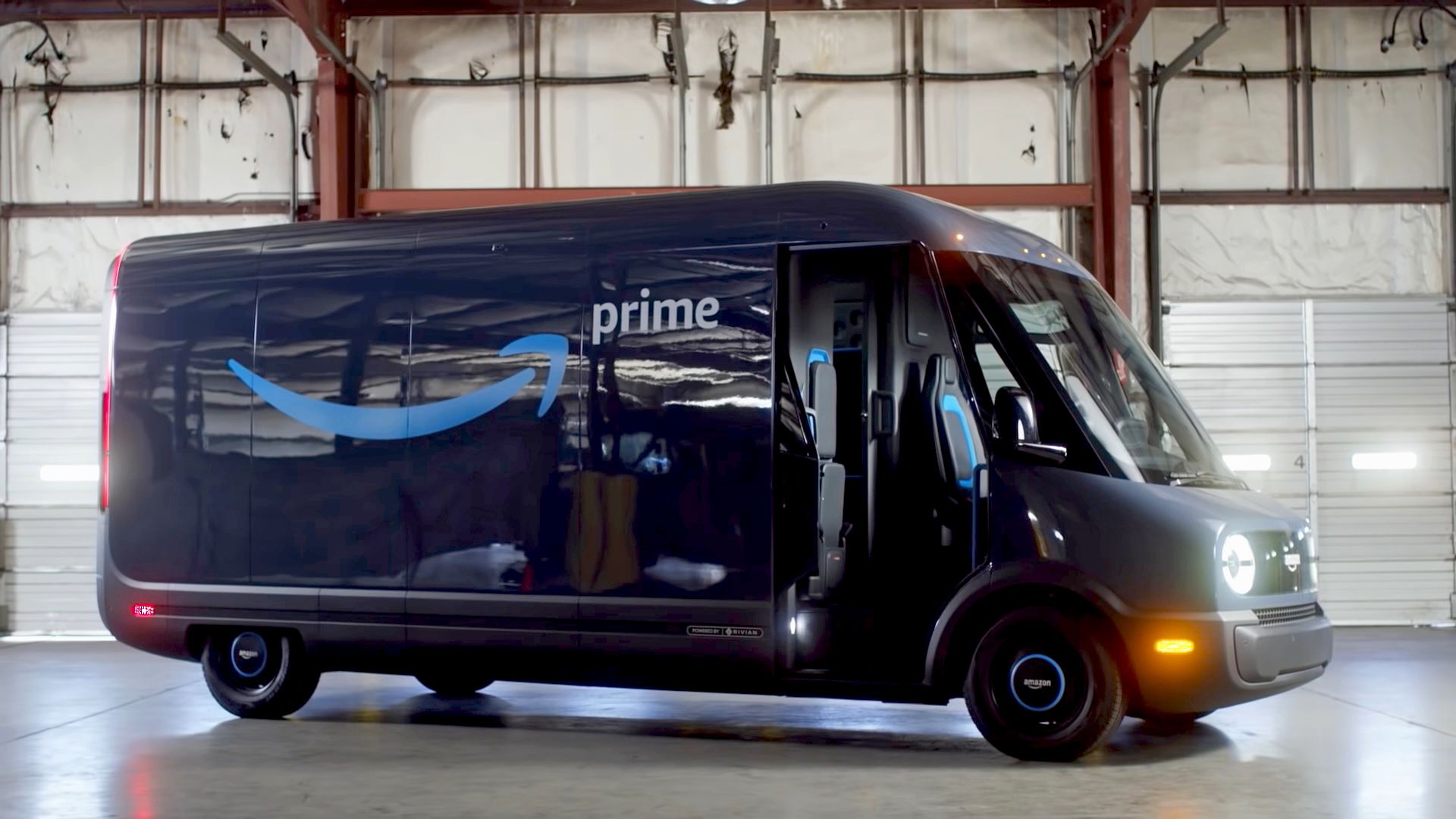 på den anden side, stål Svarende til Amazon Unboxes the First Electric Van from Rivian