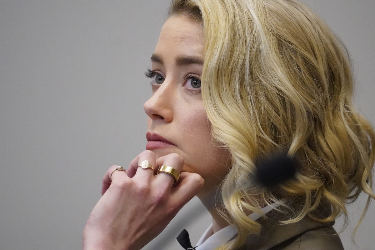 Amber Heard declares feeling “humiliated and harassed” before the jury and acknowledges receiving death threats