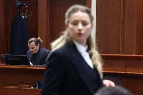topshot us actress amber heard r speaks to her legal team as us actor johhny depp l returns to the stand after a lunch recess during the 50 million us dollar depp vs heard defamation trial at the fairfax county circuit court in fairfax, virginia, april 21, 2022 actor johnny depp is suing ex wife amber heard for libel after she wrote an op ed piece in the washington post in 2018 referring to herself as a public figure representing domestic abuse photo by jim lo scalzo pool afp photo by jim lo scalzopoolafp via getty images