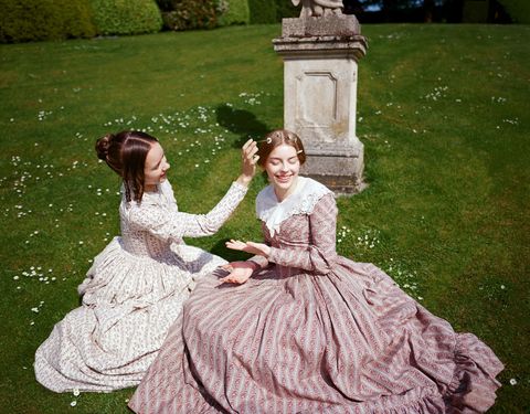 Emily, de Frances O'Connor : un biopic sur Emily Brontë avec Emma MacKey - Page 2 Amelia-gething-and-alexandra-dowling-ii-1664921418