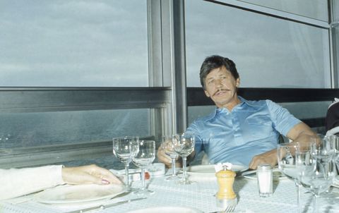 charles bronson, sentado en un restaurante de cannes con su mujer