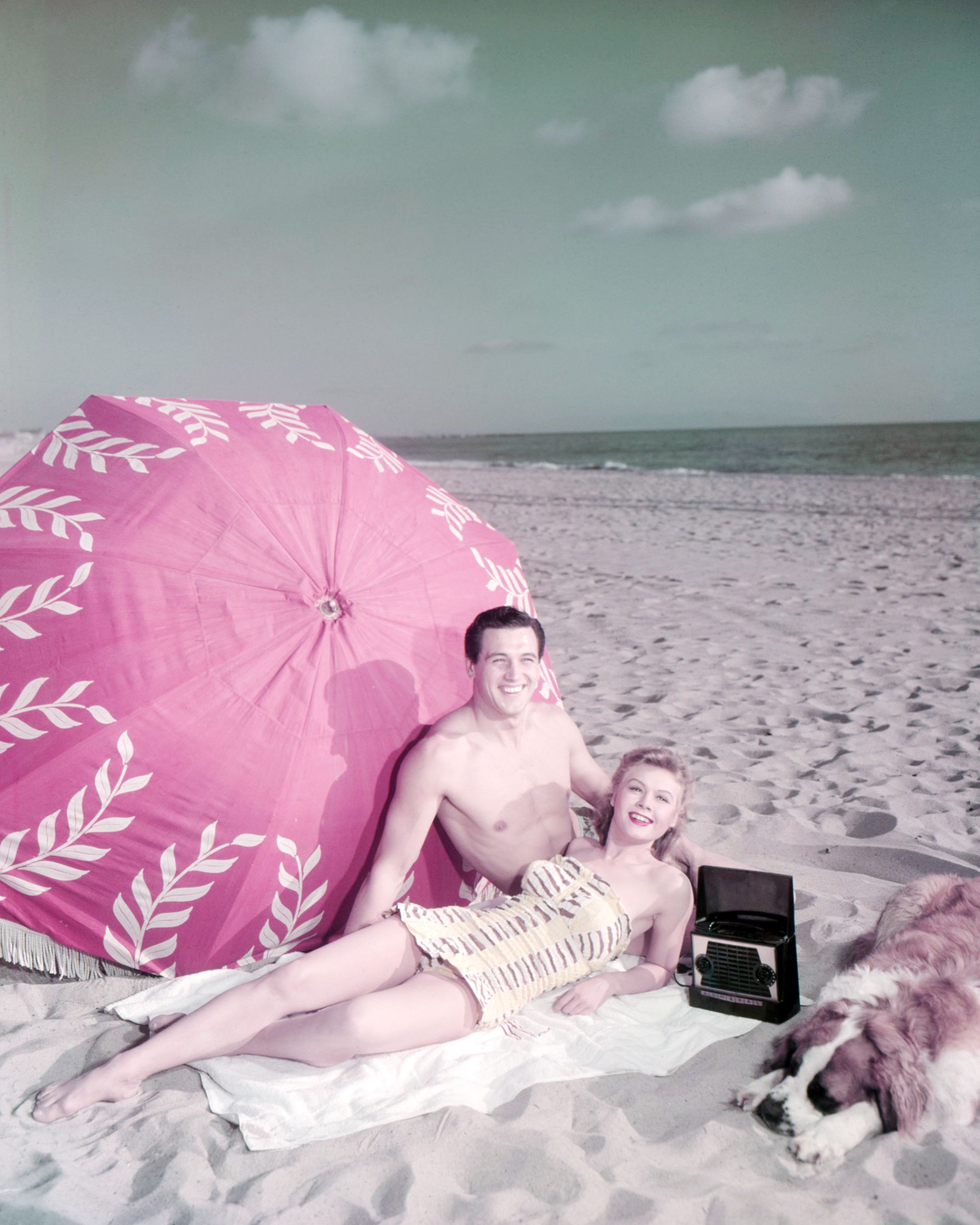 60 Vintage Photos Of Celebrities At The Beach - 