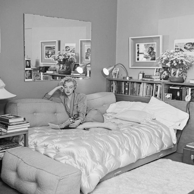 vintage photos of celebrities at home   marilyn monroe in bed