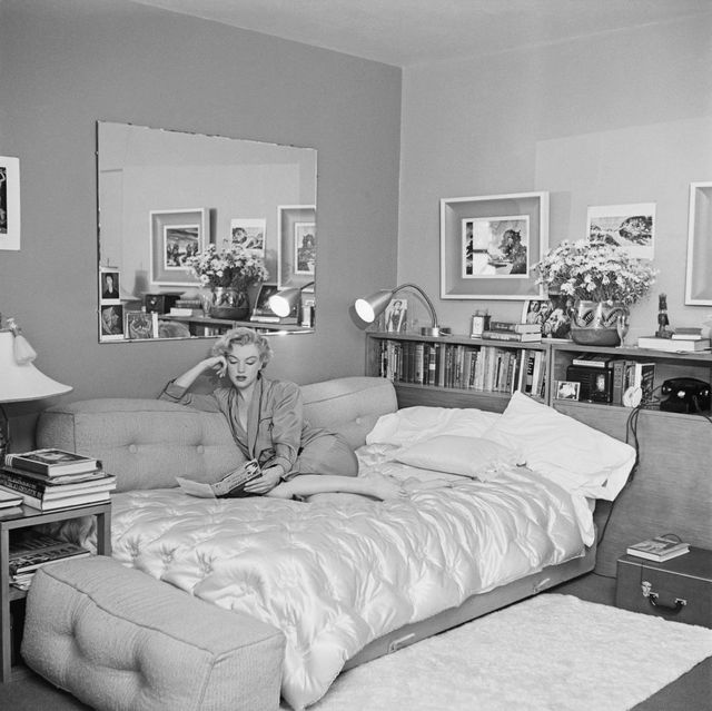 vintage photos of celebrities at home   marilyn monroe in bed