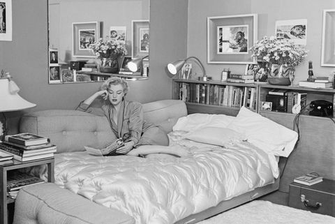 vintage photos of celebrities at home   marilyn monroe in bed