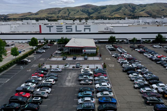 elon musc ouvre l'usine de fremont de tesla, ignorant les abris de l'État dans les commandes