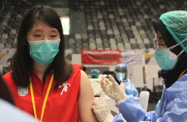 una atleta de indonesia se vacuna contra la covid19