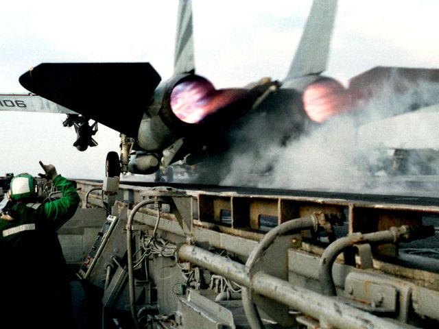 an-f14-tomcat-takes-off-from-the-uss-independence-news-photo-612557510-1556851903.jpg